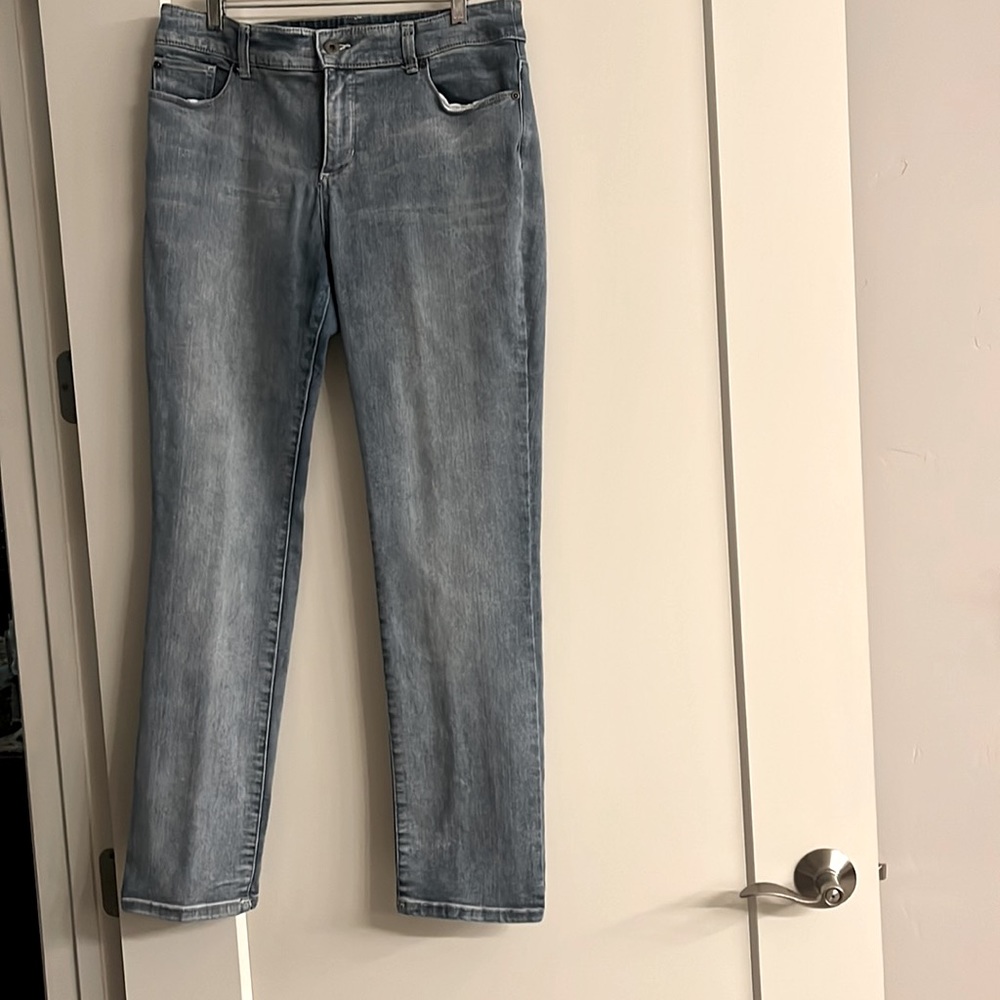 So slimming by Chico’s size 1 Regular/ US 8 light blue denim wash